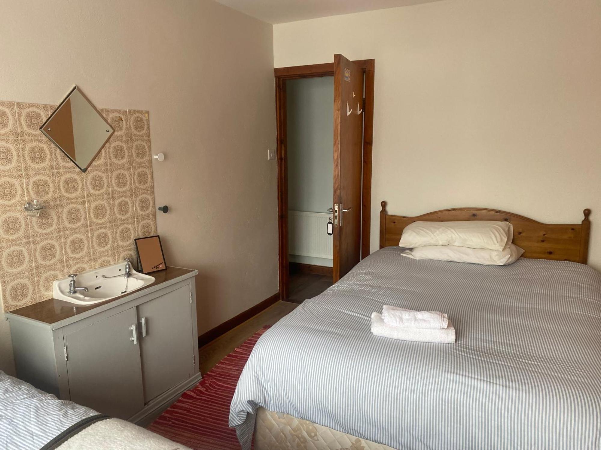 Bluebell Apartment Sleeps 7 Only Let As Whole Apartment Blennerville Exterior foto
